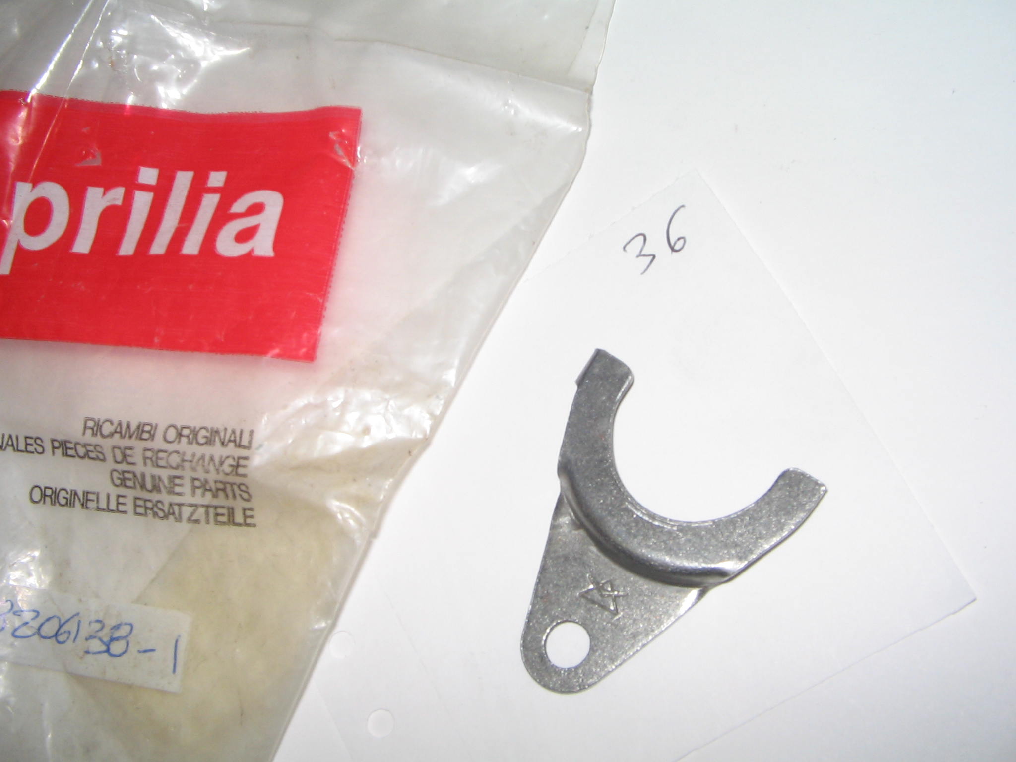 APRILIA PIASTRINA FISSAGGIO PARAOLIO N.10085